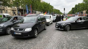 Les cheminots envahissent les Champs Élysées