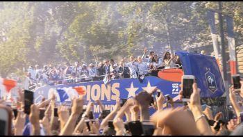 Coupe du Monde 2018 : les Bleus descendent les Champs Elysées 