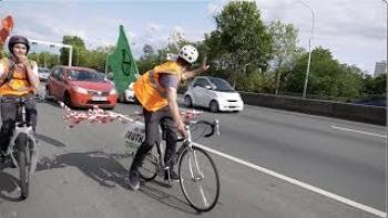 Climat : des militants en vélos bloquent le périphérique